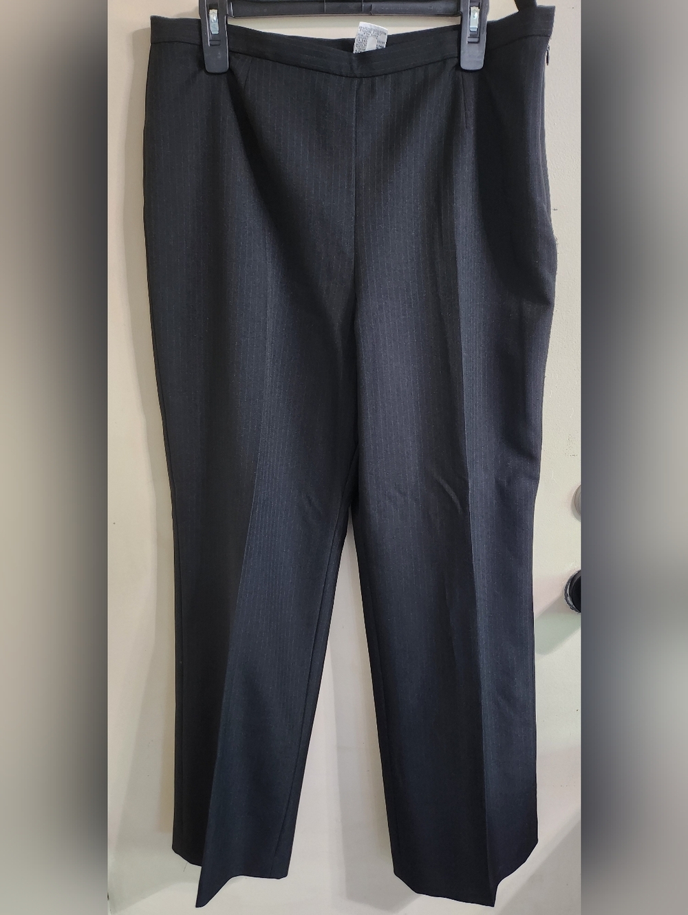 Le Suit Black Women's Dress Pants Dark Pinstripe Size: 14 Gently Used